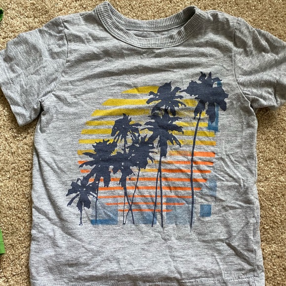 4 Tshirts included - Picture 3 of 5